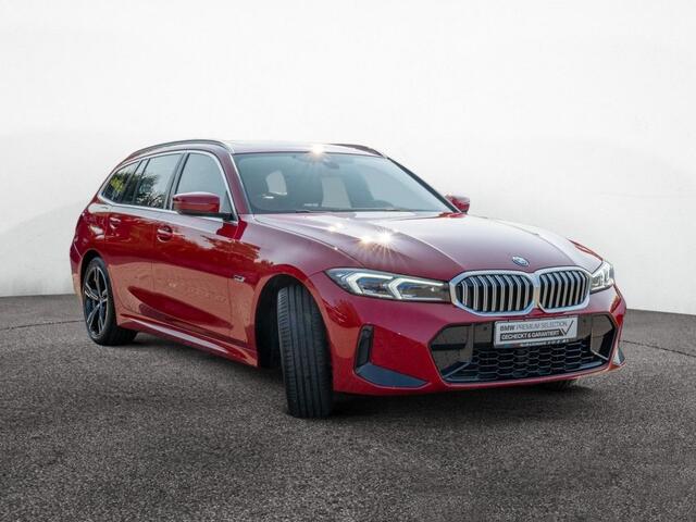 BMW 3-SERIE Touring 330e M-SPORT (LCI) ** LED, ROT LEDER, LIFE COCKP. PROF, PANORAMA, TREKH, 18-inch LMV ** 1e EIG (EX BMW-AG) - UNFALLFREI ** * INFORMEER OOK NAAR ONZE AANTREKKELIJKE FINANCIAL-LEASE TARIEVEN **