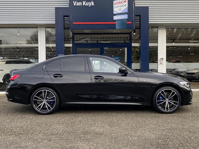 BMW 3-SERIE 330e M Sport High Executive / Automaat / NL-Auto / 55.000 Km / Dealer-Onderhouden / Vol-Leder / Schuif-Kanteldak / Head-Up Display / Digitaal Dashboard / LED / DAB / Apple-Carplay&Android-Auto / Navi / Rondom Camera's / Stuur+Stoelverwarming / Flippers / 