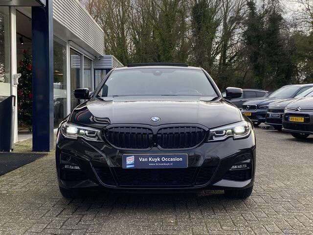 BMW 3-SERIE 330e M Sport High Executive / Automaat / NL-Auto / 55.000 Km / Dealer-Onderhouden / Vol-Leder / Schuif-Kanteldak / Head-Up Display / Digitaal Dashboard / LED / DAB / Apple-Carplay&Android-Auto / Navi / Rondom Camera's / Stuur+Stoelverwarming / Flippers / 