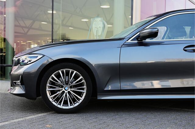 BMW 3-SERIE 320i Luxury Line Automaat / Achteruitrijcamera / LED / Stoelverwarming / Live Cockpit Plus / Parking Assistant / Leder