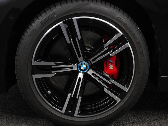 BMW 3-SERIE Touring 330e M-Sport | Digitale Cockpit | Climate control | Stoel verwarming | LED | Sfeer verlichting | Lichtmetalen velgen | Navigatie | Apple carplay/ Android auto | Parkeersensoren