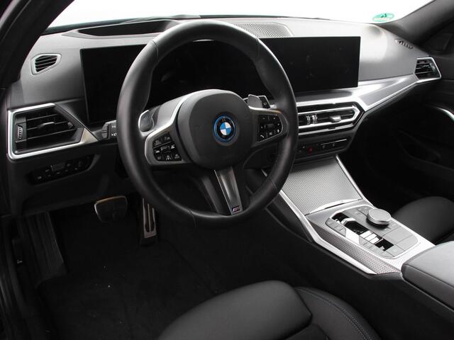 BMW 3-SERIE Touring 330e M-Sport | Digitale Cockpit | Climate control | Stoel verwarming | LED | Sfeer verlichting | Lichtmetalen velgen | Navigatie | Apple carplay/ Android auto | Parkeersensoren