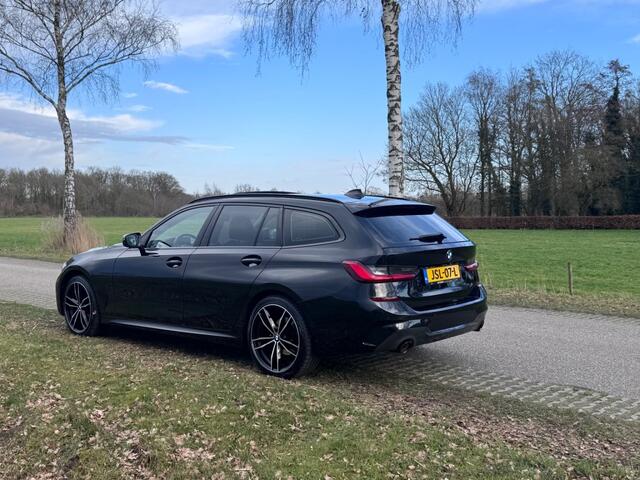 BMW 3-SERIE 318I MSPORT / PANO / 19INCH / 24DKM