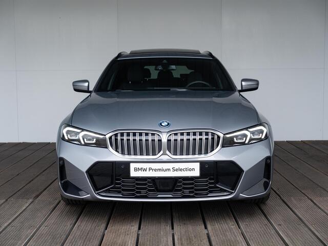 BMW 3-SERIE Touring 330e M Sportpakket | Comfort Pack | Panoramadak | Comfort Access | Achteruitrijcamera | 18'' | Trekhaak