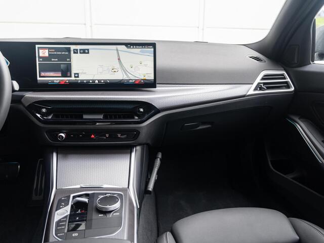 BMW 3-SERIE Touring 330e M Sportpakket | Comfort Pack | Panoramadak | Comfort Access | Achteruitrijcamera | 18'' | Trekhaak