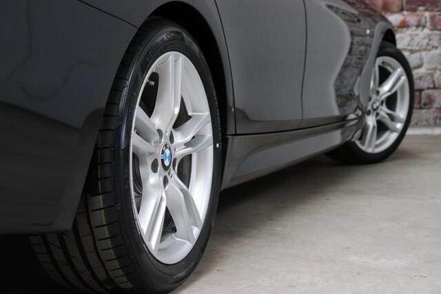 BMW 3-SERIE Touring 320i High Executive M Sport Pakket Automaat / Navigatiesysteem Professional / Trekhaak / Leder / Parkeersensoren / LED-koplampen / Stoelverwarming / Hifi / 18 Inch / Extra Getint Glas / Climate Control / Shadow Line