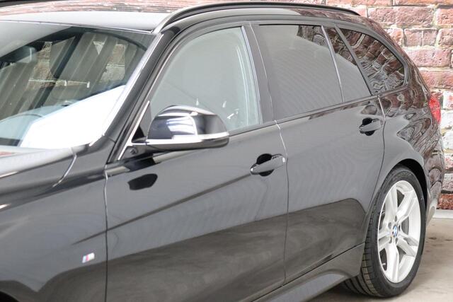 BMW 3-SERIE Touring 320i High Executive M Sport Pakket Automaat / Navigatiesysteem Professional / Trekhaak / Leder / Parkeersensoren / LED-koplampen / Stoelverwarming / Hifi / 18 Inch / Extra Getint Glas / Climate Control / Shadow Line