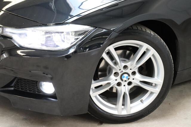 BMW 3-SERIE Touring 320i High Executive M Sport Pakket Automaat / Navigatiesysteem Professional / Trekhaak / Leder / Parkeersensoren / LED-koplampen / Stoelverwarming / Hifi / 18 Inch / Extra Getint Glas / Climate Control / Shadow Line