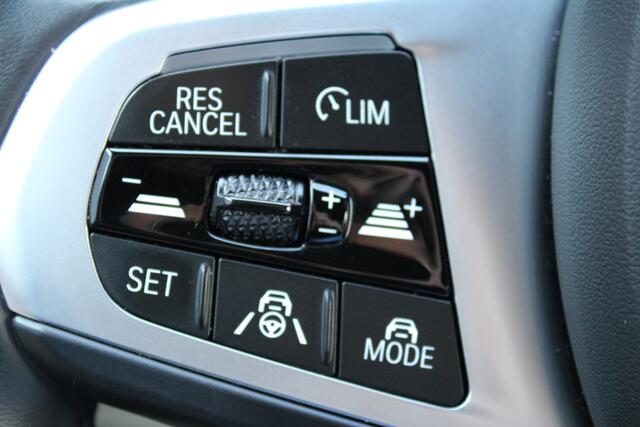 BMW 3-SERIE Touring 330e | Adaptieve cruise | Leder | 360 Camera | M-Pakket