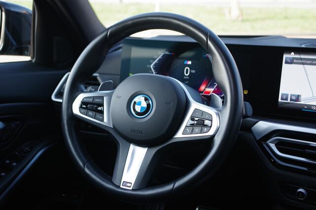 BMW 3-SERIE Touring 330e 293 PK xDrive M-Sport Pro PHEV, Panoramadak, Kuipstoelen, Head-Up, Memory, Adap. Cruise Control