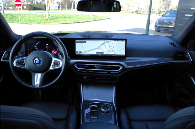 BMW 3-SERIE Touring 330e 293 PK xDrive M-Sport Pro PHEV, Panoramadak, Kuipstoelen, Head-Up, Memory, Adap. Cruise Control