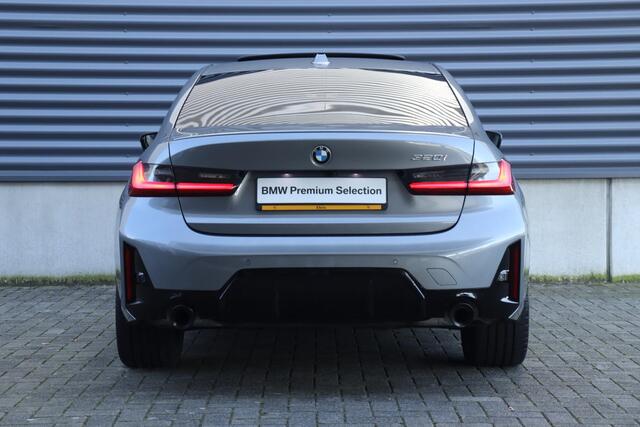 BMW 3-SERIE Sedan 320i | M Sportpakket Pro | Panodak | Harman Kardon | Driving Assistant | Comfort Acces | 19'' LMV | Ekris Selection
