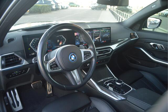BMW 3-SERIE 320e M Sport Automaat / Trekhaak / Schuif-kanteldak / Sportstoelen / M Adaptief onderstel / Achteruitrijcamera / Adaptieve LED