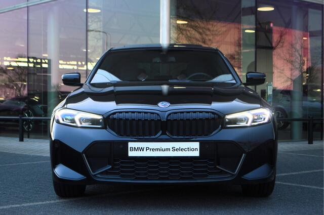 BMW 3-SERIE 320e M Sport Automaat / Trekhaak / Schuif-kanteldak / Sportstoelen / M Adaptief onderstel / Achteruitrijcamera / Adaptieve LED