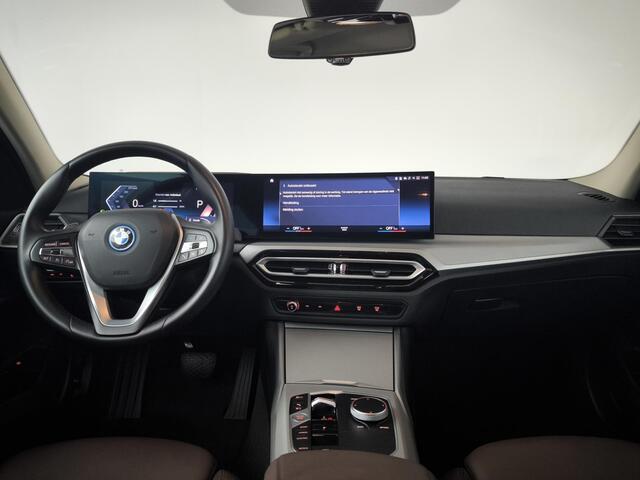 BMW 3-SERIE 320e | Leder | Camera | Parkpilot V+A | Navigatie | LMV | Dealeronderhoud | Hybrid Automaat |
