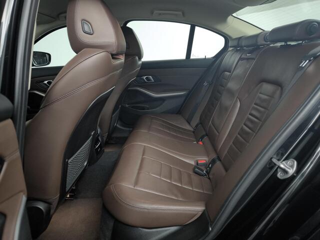 BMW 3-SERIE 320e | Leder | Camera | Parkpilot V+A | Navigatie | LMV | Dealeronderhoud | Hybrid Automaat |