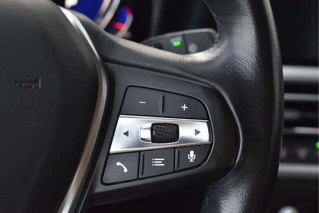 BMW 3-SERIE Touring 318i Business Edition Virtual cockpit, Carplay, Cruise, 19" M-sport velgen, Elek. achterklep, NAP