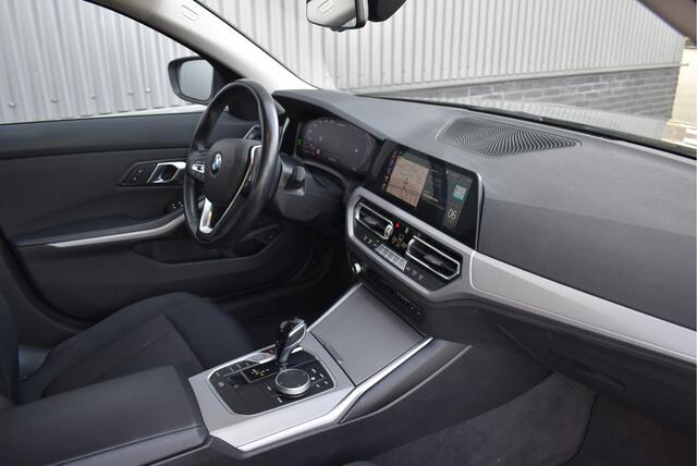 BMW 3-SERIE Touring 318i Business Edition Virtual cockpit, Carplay, Cruise, 19" M-sport velgen, Elek. achterklep, NAP