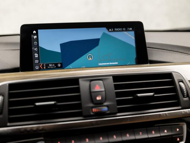 BMW 3-SERIE 318i Luxury Sport Automaat (VIRTUAL COCKPIT, GROOT NAVI, COGNAC LEDER, STOELVERWARMING, PARKEERSENSOREN, ELEK ACHTERKLEP, GETINT GLAS, NIEUWE APK, NIEUWSTAAT)