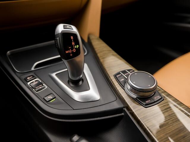 BMW 3-SERIE 318i Luxury Sport Automaat (VIRTUAL COCKPIT, GROOT NAVI, COGNAC LEDER, STOELVERWARMING, PARKEERSENSOREN, ELEK ACHTERKLEP, GETINT GLAS, NIEUWE APK, NIEUWSTAAT)