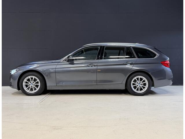 BMW 3-SERIE Touring 318i High Executive Automaat | Leder | Stoelverwarming | Full LED | Navi | PDC V+A