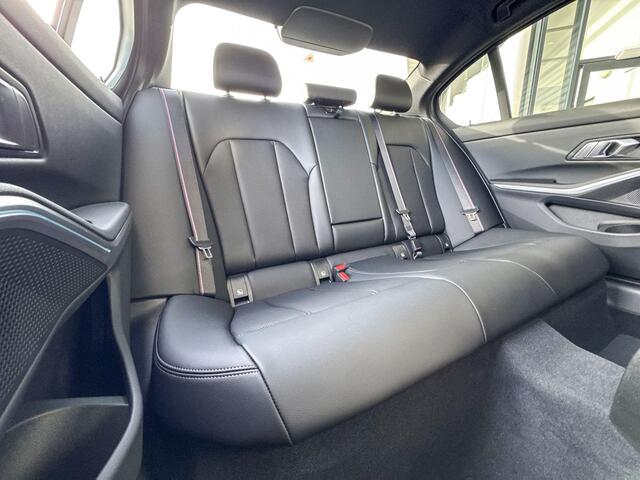 BMW 3-SERIE Sedan 330e M Sportpakket Pro / Comfort Pack / Elektrisch glazen schuif-/kanteldak / HiFi System