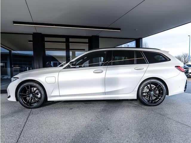 BMW 3-SERIE Touring 330e M-SPORT (LCi) ** LED, NAVI+, LEDER, PANORAMA, TREKH, HuD, ACC, 19-inch LMV ** 1e EIG - Ex BMW-AG ** * INFORMEER OOK NAAR ONZE AANTREKKELIJKE FINANCIAL-LEASE TARIEVEN **