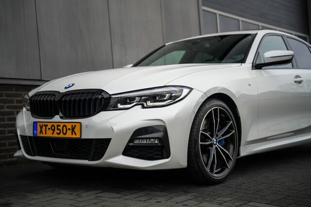 BMW 3-SERIE 330i 259 pk High Executive Edition M-Sportpakket / NL-Auto/ Schuif-Dak/ Leder/ Sport-Stoelen/ Stoel.Verw/ Head-Up/ Led-Koplamp/ 19'' LMV