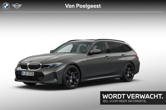 BMW 3-SERIE Touring 330e xDrive M-Sport 19 Inch / Stuur en Stoelverwarming / Glazen Schuifdak / Adaptief M-Onderstel / Comfort Acces / Electrische Zwenkhaak / Glazen Schuifdak / Electrisch Verstelbare Voorstoelen / Driving Assistant / Harman Kardon /