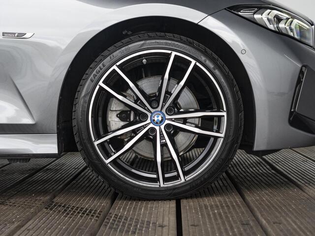 BMW 3-SERIE Sedan 330e | M Sportpakket | Achteruitrijcamera | Schuif-/kanteldak | Sportstoelen | Parking Assistant