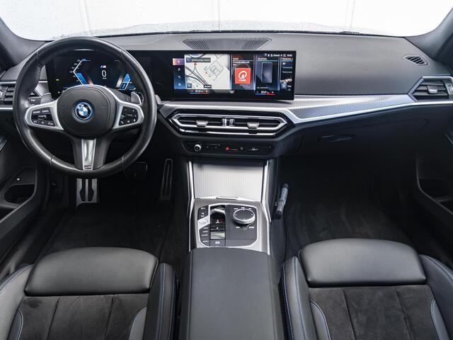 BMW 3-SERIE Sedan 330e | M Sportpakket | Achteruitrijcamera | Schuif-/kanteldak | Sportstoelen | Parking Assistant