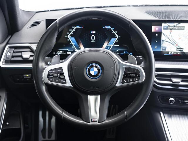 BMW 3-SERIE Sedan 330e | M Sportpakket | Achteruitrijcamera | Schuif-/kanteldak | Sportstoelen | Parking Assistant