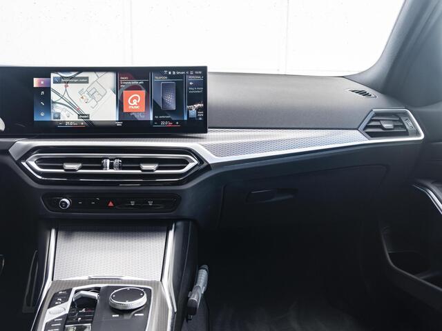 BMW 3-SERIE Sedan 330e | M Sportpakket | Achteruitrijcamera | Schuif-/kanteldak | Sportstoelen | Parking Assistant