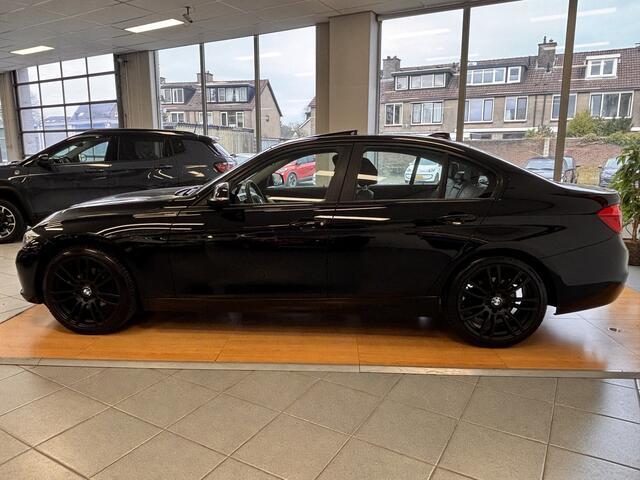 BMW 3-SERIE 318i High Executive * SCHUIFDAK * TREKHAAK * LEDEREN BEKLEDING