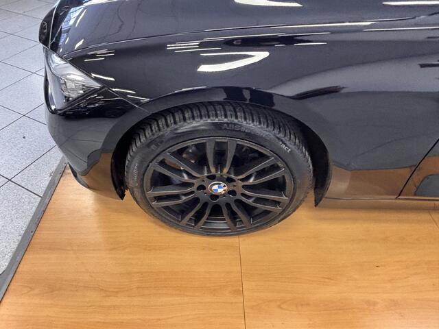 BMW 3-SERIE 318i High Executive * SCHUIFDAK * TREKHAAK * LEDEREN BEKLEDING