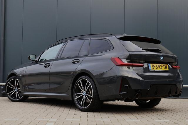 BMW 3-SERIE Touring 320e | M Sport LCI | Dravitgrau | Leer / Alcantara | Trekhaak afn. | 19 Inch | Stoelverwarming | M-Pakket