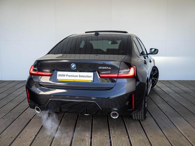 BMW 3-SERIE Sedan 330e | M Sportpakket | Comfort Pack | Comfort Access | Achteruitrijcamera | Schuif-/kanteldak | Stoelverwarming | Trekhaak