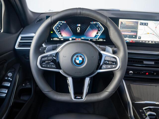 BMW 3-SERIE Sedan 330e | M Sportpakket | Comfort Pack | Comfort Access | Achteruitrijcamera | Schuif-/kanteldak | Stoelverwarming | Trekhaak