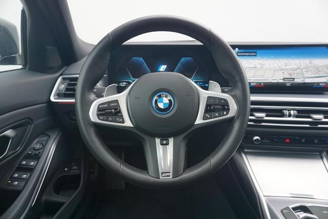 BMW 3-SERIE Sedan 320e M Sportpakket 19'' / Schuif-/kanteldak / Stuurwiel verwarming / Carbon M Performance pakket / Ekris Selection