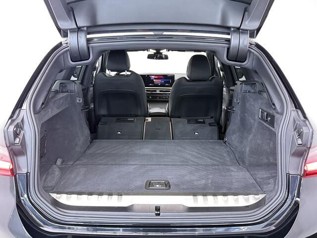 BMW 3-SERIE Touring 330e | M-Interieur & M- Exterieur | El. Trekhaak | Camera | Electrische Achterklep | Shadow Line |