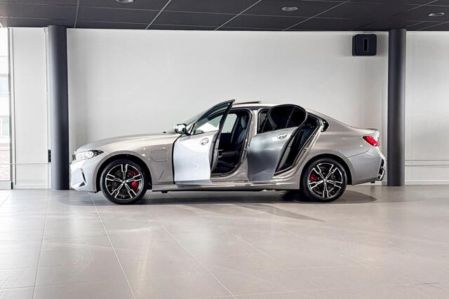 BMW 3-SERIE Sedan 330e | M Sport Pro | Glazen schuif-/kanteldak | Stoelverwarming | Comfort Access |