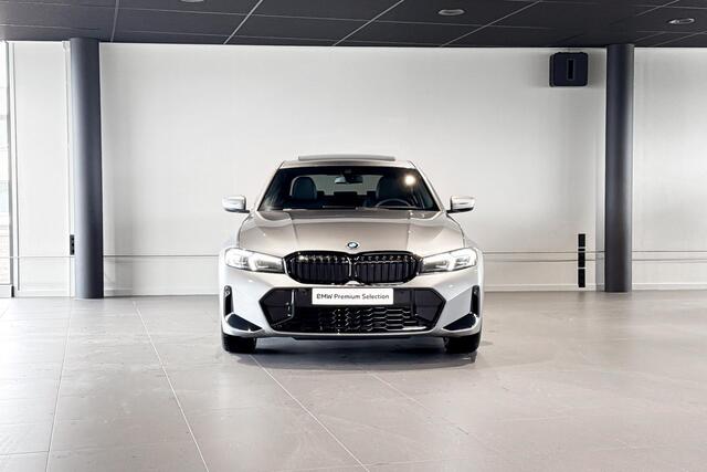 BMW 3-SERIE Sedan 330e | M Sport Pro | Glazen schuif-/kanteldak | Stoelverwarming | Comfort Access |
