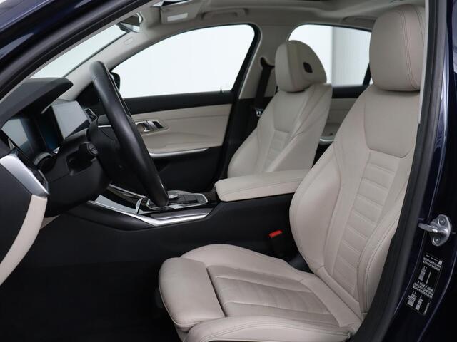 BMW 3-SERIE 320i High Executive Edition | Panoramadak | Leder | Stoel & Stuurverwarming | Adaptive Cruise | Sfeerverlichting