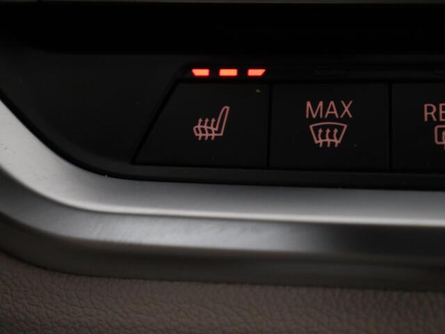 BMW 3-SERIE 320i High Executive Edition | Panoramadak | Leder | Stoel & Stuurverwarming | Adaptive Cruise | Sfeerverlichting