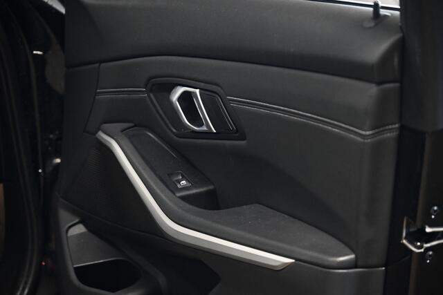 BMW 3-SERIE Touring 318i High Executive Edition NL auto / leer / clima