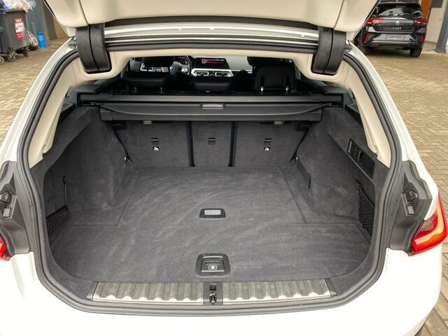 BMW 3-SERIE 318I SPORTLINE M-PAKKET LEDER/CAMERA/STOELVERW/E-KLEP/CRUISE/LED