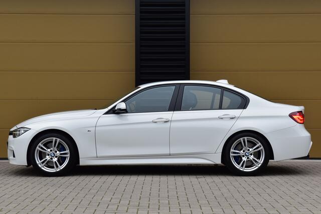 BMW 3-SERIE 320i Executive * M-Sportpakket * M-Sportremsysteem * Trekhaak * Stuurwiel verwarmd *