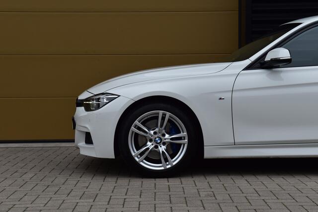 BMW 3-SERIE 320i Executive * M-Sportpakket * M-Sportremsysteem * Trekhaak * Stuurwiel verwarmd *