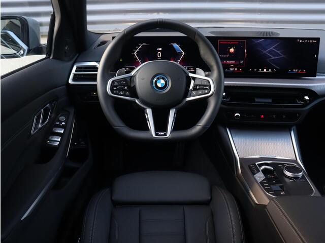 BMW 3-SERIE Touring 330e | M sportpakket Pro | Individual Lak | Innovation Pack | Panodak | Head-Up | Trekhaak | Driving Assistant Prof. | Harman Kardon | Parking Assistant Plus | 19'' LMV