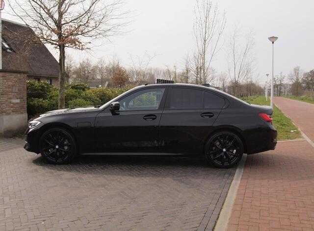 BMW 3-SERIE 330e | Panoramadak | Harman Kardon | Apple Carplay | Leer | 19 Inch |